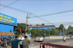 Phong tỏa Trường Đại học Thủ Dầu Một, nơi sinh viên N.T.M.A bị xác định dương tính với virus SAR-CoV-2 đang theo học. Ảnh: Văn Hướng -TTXVN