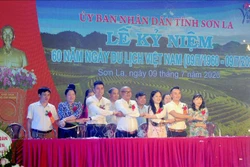 Đại diện các doanh nghiệp tiêu biểu của tỉnh Sơn La ký cam kết hưởng ứng chương trình kích cầu du lịch. Ảnh: Quang Quyết-TTXVN
