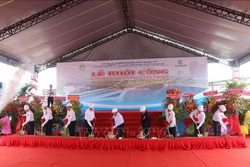 Các đại biểu thực hiện nghi thức khởi công. Ảnh: Ngọc Thiện - TTXVN