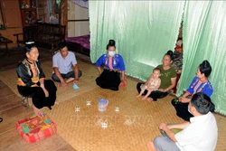 Cán bộ xã Chiềng Ơn tuyên truyền, vận động nhân dân tích cực tham gia xây dựng đời sống văn hóa tại khu dân cư. Ảnh: Quang Quyết-TTXVN 