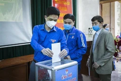 Đoàn viên, thanh niên tham gia quyên góp ủng hộ cho cơ sở, cán bộ, chiến sĩ đang công tác, làm nhiệm vụ tại các hòn đảo, quần đảo Trường Sa và nhà dàn DK1. Ảnh: Trọng Đạt-TTXVN 