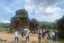 Bộ Linga – Yoni liền khối tại khu đền tháp Mỹ Sơn luôn là điểm tham quan hấp dẫn với du khách. Ảnh: Đoàn Hữu Trung-TTXVN 