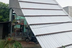 Một căn nhà ở xã Vĩnh Châu, thành phố Châu Đốc (An Giang) bị tốc mái hoàn toàn do giông lốc. Ảnh: Công Mạo - TTXVN 
