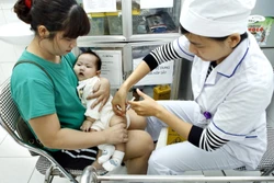 Khẩn trương tiêm vaccine cho trẻ trước nguy cơ cao xâm nhập bại liệt hoang dại