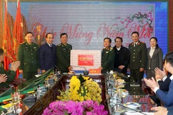 Phó Chủ tịch Quốc hội Đỗ Bá Tỵ thăm, chúc Tết tại Lào Cai