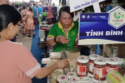 Giới thiệu sản phẩm OCOP tiêu biểu của các địa phương tại Ngày hội Khởi nghiệp sáng tạo tỉnh Quảng Nam lần thứ 4. Ảnh: Đoàn Hữu Trung - TTXVN