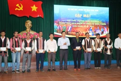 Đại diện tỉnh Kon Tum biểu dương và tặng quà cho các già làng, trưởng thôn tiểu biểu trong thực hiện nhiệm vụ quân sự, quốc phòng năm 2023 trên địa bàn. Ảnh: Khoa Chương - TTXVN