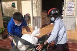 Cấp phát gạo cho người dân . Ảnh: TTXVN phát 