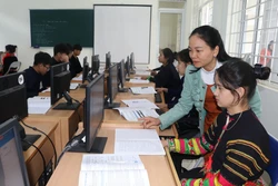 Học sinh Trường Phổ thông Dân tộc Nội trú tỉnh Cao Bằng trong giờ học Tin học. Ảnh: Chu Hiệu-TTXVN. 