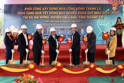 Lãnh đạo tỉnh Quảng Trị và Ngân hàng BIDV thực hiện nghi lễ khởi công xây dựng Nhà cộng đồng tránh lũ ở xã Hải Hưng, huyện Hải Lăng. Ảnh: Nguyên Linh-TTXVN 