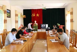 Họp trực tuyến tại xã Bản Giang, huyện Tam Đường, tỉnh Lai Châu. Ảnh: Nguyễn Oanh-TTXVN. 