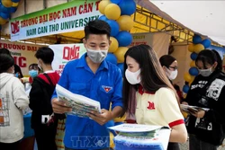 Học sinh THPT tìm hiểu chương trình tuyển sinh của các trường cao đẳng, đại học. Ảnh: Hồng Đạt - TTXVN 