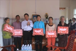 Đại diện Kiểm toán Nhà nước khu vực III trao quà cho 5 hộ nghèo được nhận nhà mới ở thành phố Tuy Hòa, Phú Yên. Ảnh: TTXVN phát