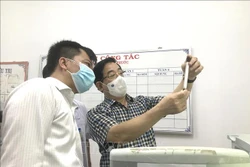 Đoàn công tác kiểm tra thực tế tại Trạm Y tế xã An Phước, huyện Mang Thít, tỉnh Vĩnh Long. Ảnh: Lê Thúy Hằng - TTXVN