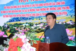 Bí thư Huyện ủy, Chủ tịch UBND huyện Than Uyên Lò Văn Hương phát biểu tại buổi đối thoại. Ảnh: Đinh Thùy - TTXVN 