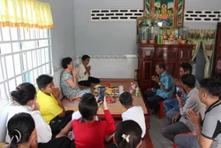 Gia đình ông Thạch Bích, ấp 4, xã Vị Bình, huyện Vị Thủy (Hậu Giang) thực hiện nghi thức cúng đón Tết Chol Chnam Thmay. Ảnh: Hồng Thái - TTXVN 