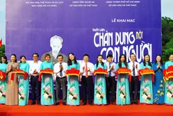 Trưng bày chuyên đề “Hồ Chí Minh - Chân dung một con người”