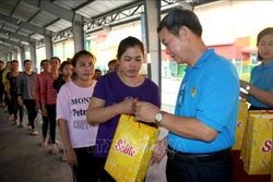 Trao quà “Tết sum vầy - Kết nối yêu thương” 2021 cho công nhân, người lao động có hoàn cảnh khó khăn ở tỉnh Bình Thuận. Ảnh" Nguyễn Thanh - TTXVN