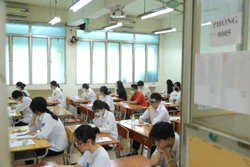 Thí sinh chuẩn bị bước vào môn thi Ngữ văn. Ảnh: Hoàng Hiếu - TTXVN 