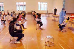 Nhân viên tế Phú Thọ tổ chức lấy mẫu xét nghiệm lần 3 cho học sinh Trường tiểu học Bạch Hạc. Ảnh: Trung Kiên – TTXVN 