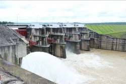 Đập thủy điện của nhà máy thủy điện điều tiết nguồn nước. Ảnh: Anh Dũng – TTXVN 