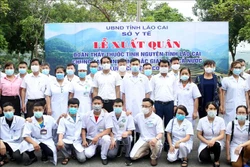 Đoàn công tác trước giờ lên đường chi viện cho Bắc Giang. Ảnh: Quốc Khánh - TTXVN