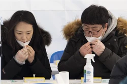 Người dân tự xét nghiệm nhanh COVID-19 tại Seoul, Hàn Quốc ngày 6/2/2022. Ảnh: THX/TTXVN