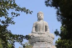 Đại Phật tượng trên núi Phật Tích. Ảnh: Thanh Thương – TTXVN