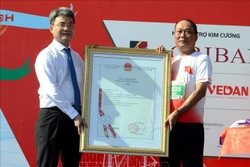 Trao bằng chứng nhận chỉ dẫn địa lý tỏi Lý Sơn cho chính quyền và nhân dân huyện Lý Sơn. Ảnh: Lê Ngọc Phuớc - TTXVN