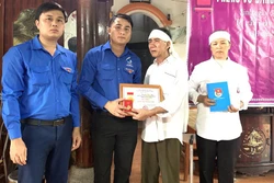 Người thân sinh viên Nguyễn Văn Nhã nhận Huy Hiệu Tuổi trẻ dũng cảm của T.Ư Đoàn truy tặng nam sinh dũng cảm. Ảnh: thanhnien.vn