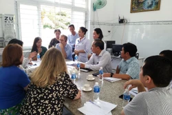 Đoàn công tác của Ngân hàng Thế giới và Ban quản lý Dự án Trung ương kiểm tra thực tế tại Trạm Y tế xã Xuân Hải, huyện Ninh Hải. Ảnh: Công Thử - TTXVN 
