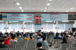 Rất đông hành khách ngồi chờ tới lượt vào mua vé tàu Tết Nguyên đán 2023 tại ga Sài Gòn (Thành phố Hồ Chí Minh). Ảnh: Tiến Lực – TTXVN 