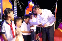 Trao học bổng cho học sinh nghèo vượt khó tỉnh Trà Vinh. Ảnh: Thanh Hòa- TTXVN 