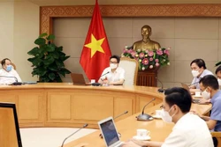 Phó Thủ tướng Vũ Đức Đam chủ trì họp trực tuyến giữa Thường trực Ban Chỉ đạo Quốc gia phòng, chống dịch COVID-19 với lãnh đạo tỉnh Bắc Ninh và Bắc Giang. Ảnh: Phạm Kiên - TTXVN