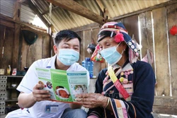 Cán bộ y tế Trạm Y tế xã Huổi Luông, huyện Phong Thổ, tỉnh Lai Châu xuống các bản tuyên truyền cho bà con về chính sách y tế, phòng chống bệnh tật. Ảnh: Nguyễn Oanh-TTXVN