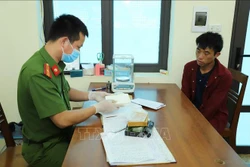 Đối tượng Giàng A Cả khai nhận mua số ma túy trên tại tỉnh Sơn La mang về tỉnh Yên Bái để bán kiếm lời. Ảnh: TTXVN phát 
