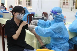 Tiêm vaccine cho sinh viên tại điểm tiêm Trường Đại học Trà vinh. Ảnh: Thanh Hòa- TTXVN 