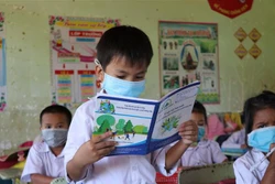 Học sinh trường Tiểu học Nguyễn Văn Cừ ở xã Đăk Pxi huyện Đăk Hà (Kon Tum) được Quỹ Bảo vệ và Phát triển rừng tỉnh Kon Tum hỗ trợ giúp các em tự tin đến lớp. Ảnh: Cao Nguyên-TTXVN 