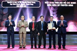 Chủ tịch nước Nguyễn Xuân Phúc và Thường trực Ban Bí thư Võ Văn Thưởng trao giải đặc biệt cho nhóm tác giả Báo Nhân dân. Ảnh: Thống Nhất - TTXVN 