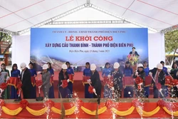 Các đại biểu thực hiện nghi thức khởi công xây dựng cầu Thanh Bình. Ảnh: Xuân Tư – TTXVN 