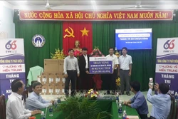 Trao tặng máy vi tính cho các trường học khó khăn tại Bình Định và Phú Yên