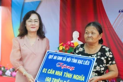 Phó Bí thư Thường trực Tỉnh ủy Bạc Liêu Lê Thị Ái Nam trao bảng tượng trưng tặng nhà tình nghĩa cho hộ gia đình ông Huỳnh Văn Khởi (ấp Cá Rô, xã Minh Diệu, huyện Hòa Bình). Ảnh: Tuấn Kiệt – TTXVN. 