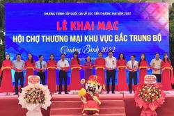 Các đại biểu tham gia cắt băng khai mạc Hội chợ. Ảnh: Võ Dung - TTXVN 