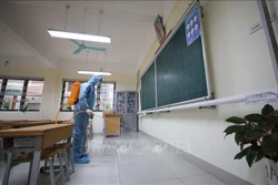Vệ sinh khử khuẩn trường lớp. Ảnh: Thanh Tùng - TTXVN