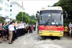 Đoàn y, bác sĩ Lào Cai lên đường vào hỗ trợ tỉnh Đồng Nai phòng, chống dịch COVID. Ảnh: Quốc Khánh - TTXVN 