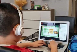 Học sinh tựu trường và bắt đầu học trực tuyến. Ảnh: Thanh Tùng - TTXVN 