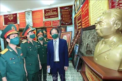 Đại biểu các cơ quan, đơn vị của Bộ Quốc phòng thăm Phòng trưng bày tại gia đình Đại tướng Võ Nguyên Giáp. Ảnh: Trọng Đức - TTXVN 