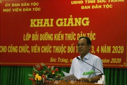 Ông Lâm Sách, Trưởng Ban dân tộc tỉnh Sóc Trăng, phát biểu tại lễ khai giảng. Ảnh: Chanh Đa - TTXVN 