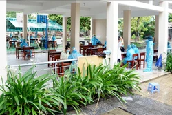 Việc lấy mẫu xét nghiệm trong cộng đồng được thực hiện đúng theo các quy định về giãn cách xã hội. Ảnh: TTXVN phát