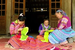Bà Cù Thị Triệu, thôn Khuổi Khít, xã Kiến Thiết (huyện Yên Sơn, tỉnh Tuyên Quang) dạy các cháu gái kỹ thuật thêu hoa văn trên trang phục truyền thống. Ảnh: Vũ Quang – TTXVN